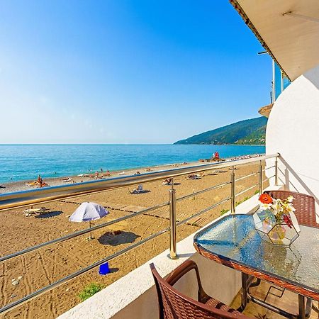 Мини-Отель Лучезарный Gagra Dış mekan fotoğraf